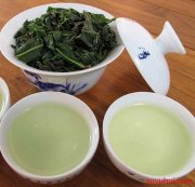 清香型鐵觀(guān)音“清湯綠水” 沖泡后有迷人蜜綠的“蘭花香”